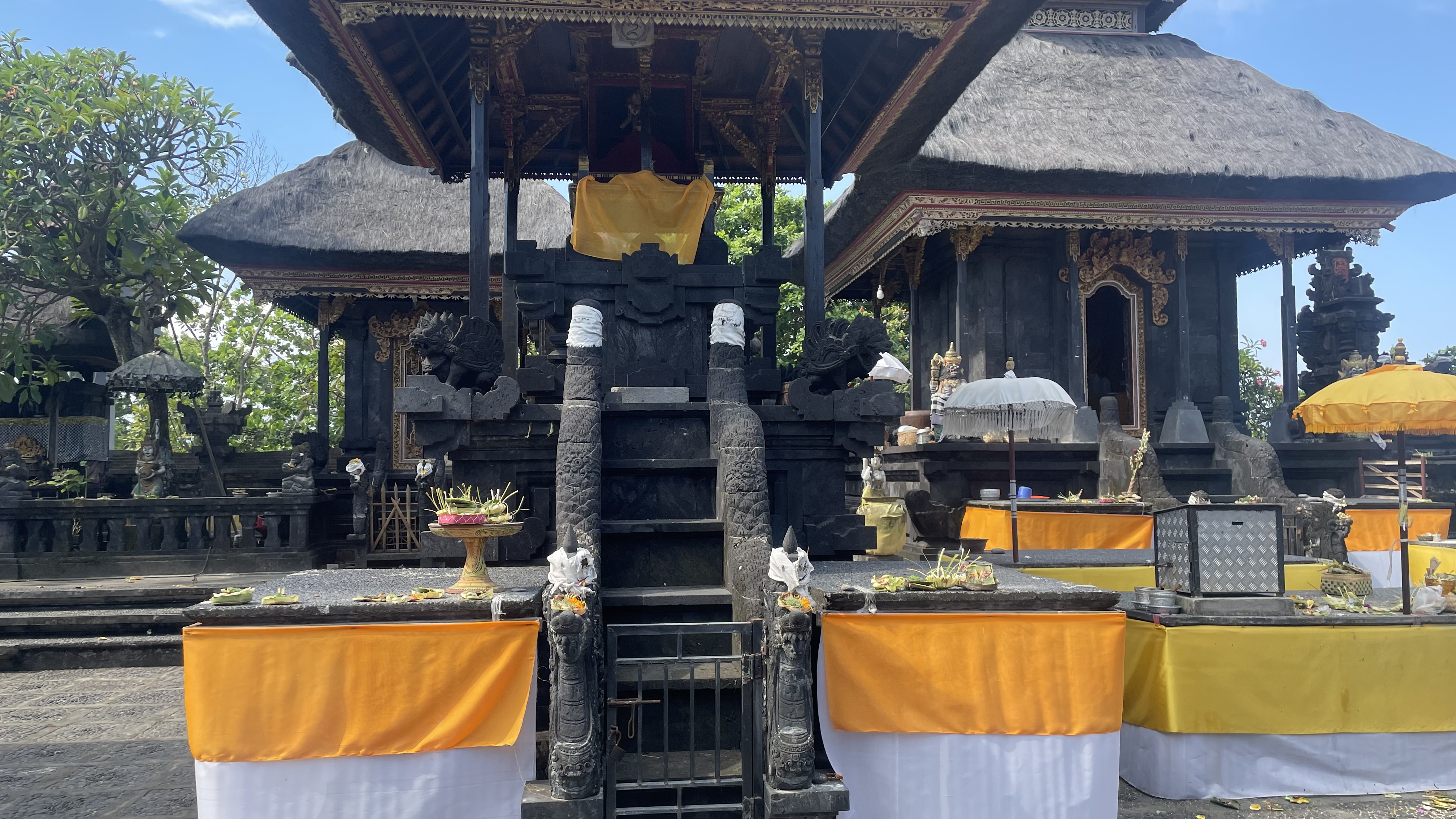 Utama Mandala - pelinggih pengaruman.jpg